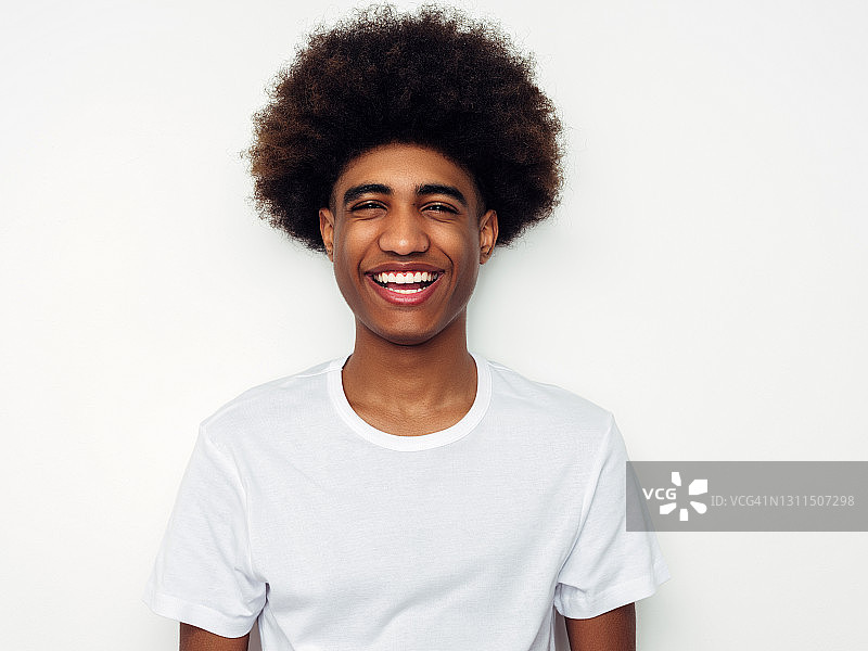 情绪化的非裔美国男人与非洲发型图片素材