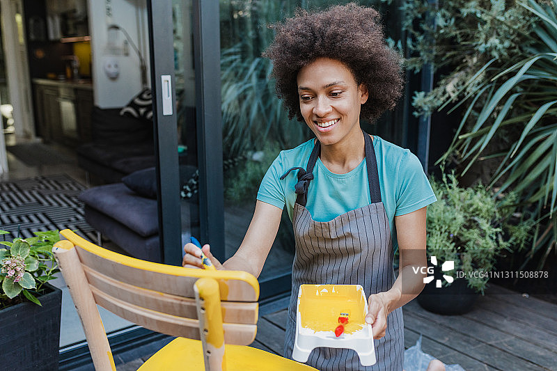 非洲裔美国妇女修复旧家具的创意爱好图片素材