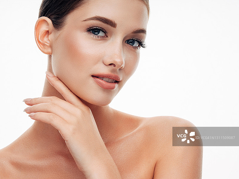 拥有干净清爽肌肤的年轻女人图片素材