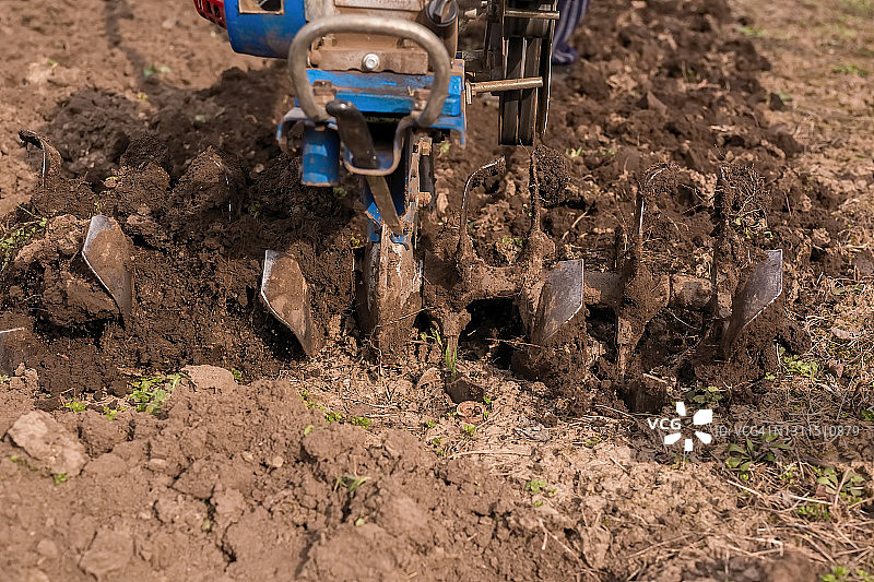 土壤耕作：中耕机松土特写照片图片素材