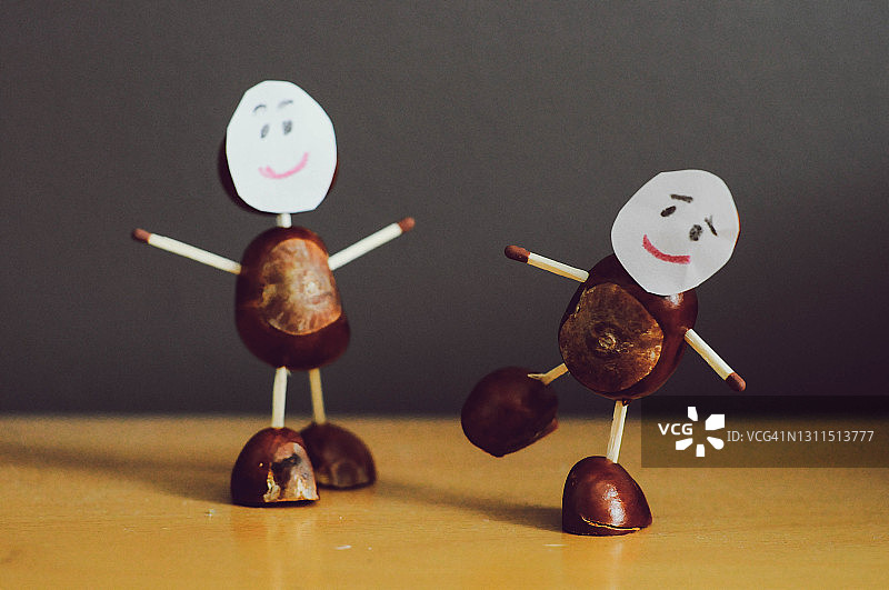 玩栗子游戏的人们图片素材