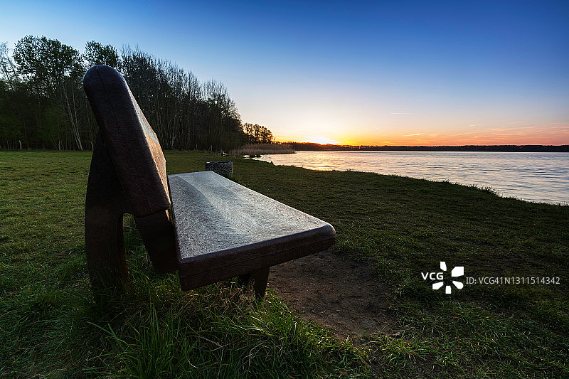 湖边日落时的长椅图片素材