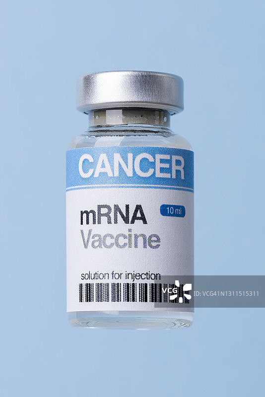 蓝色背景上的癌症免疫疗法mRNA疫苗瓶图片素材