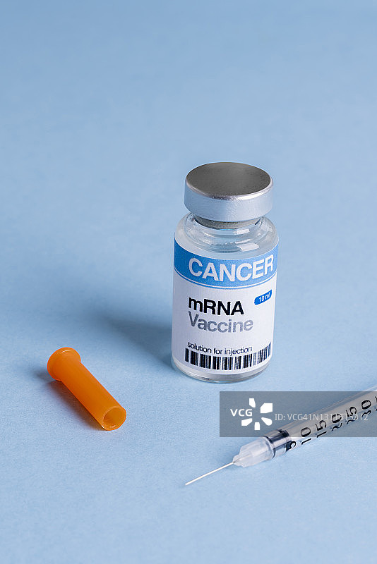 蓝色背景上的癌症免疫疗法mRNA疫苗瓶图片素材