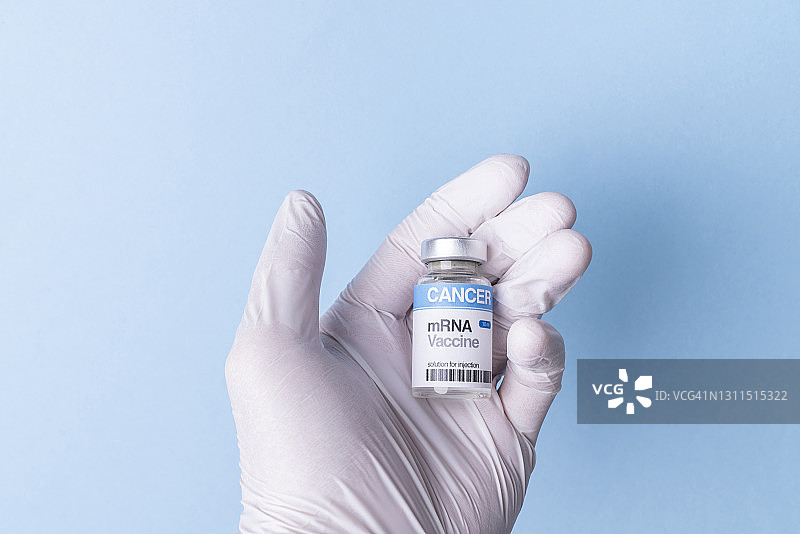 蓝色背景上的癌症免疫疗法mRNA疫苗瓶图片素材