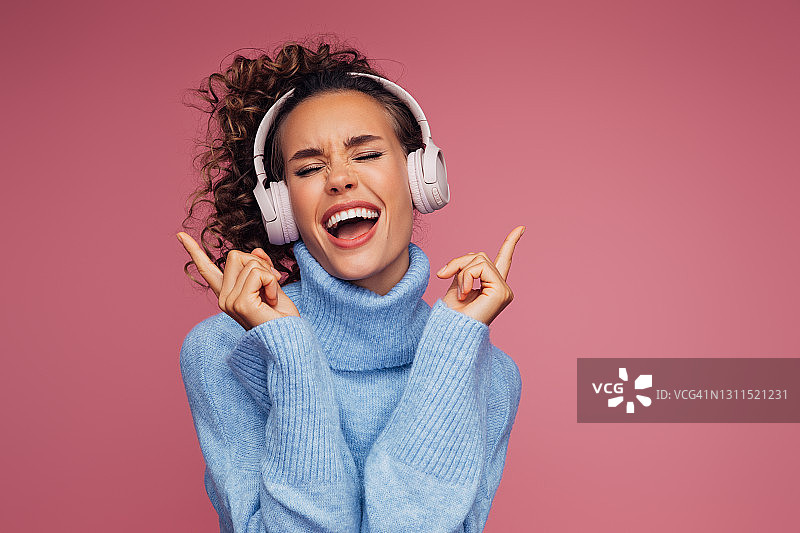 动情地听音乐的美丽女孩图片素材