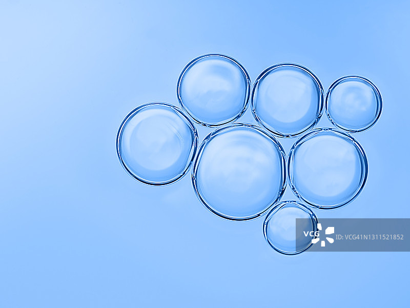 漂浮在水面上的水滴和气泡图片素材