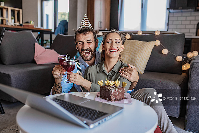 通过视频通话与朋友在线庆祝生日图片素材