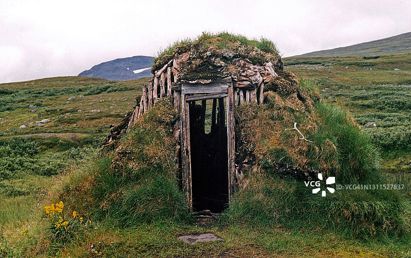 废弃的萨米传统住所图片素材