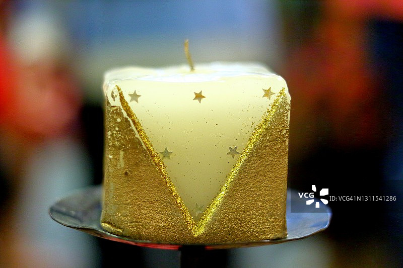 铁架上金色的方形装饰蜡烛图片素材