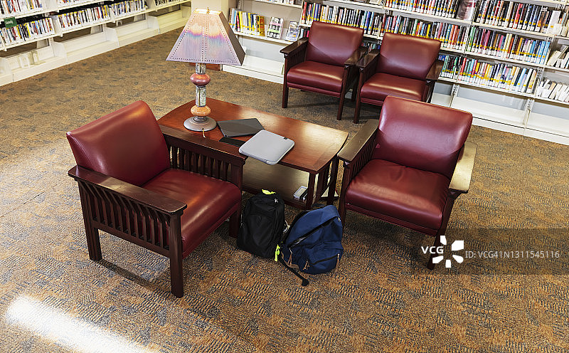 学校图书馆的空阅览室，四个背包图片素材