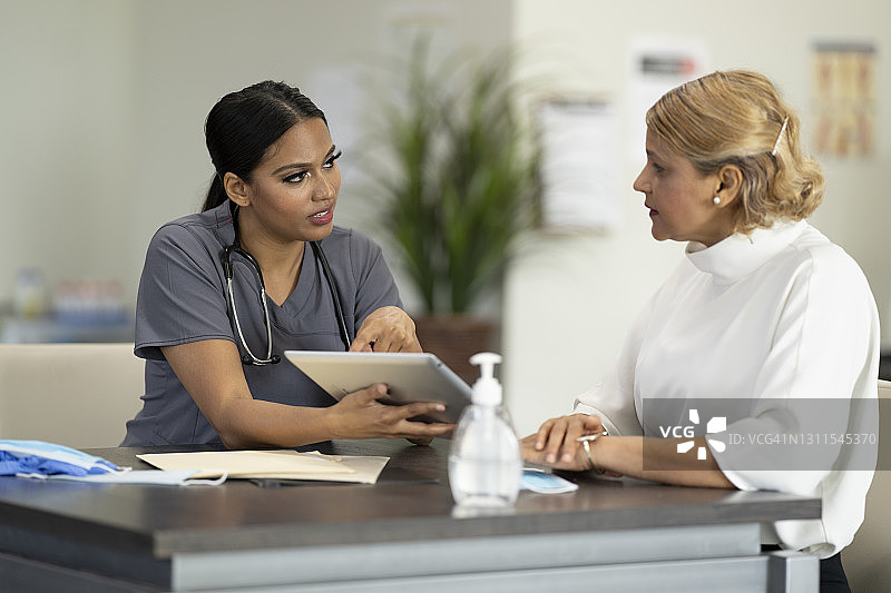 在医生预约处的一位特立尼达妇女图片素材