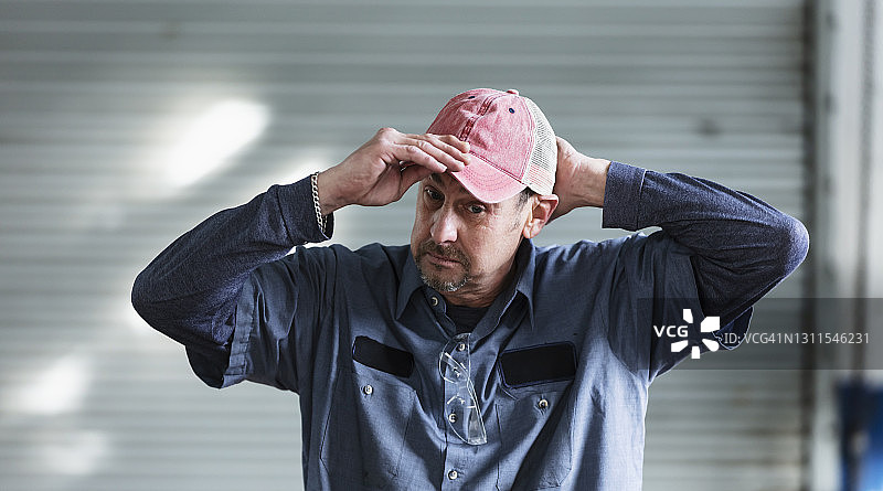 汽车修理工戴着卡车司机帽图片素材