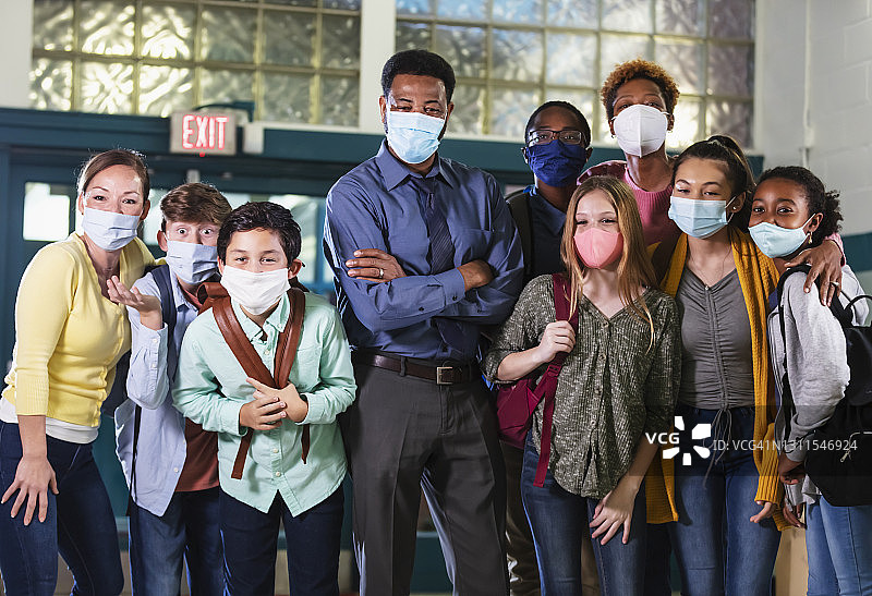 老师与中学生合影图片素材