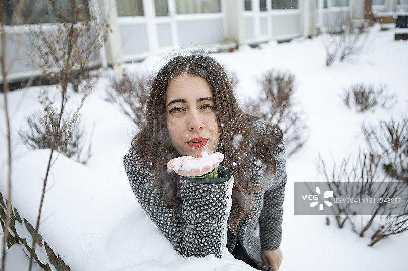 在冬天里吹雪的女人图片素材