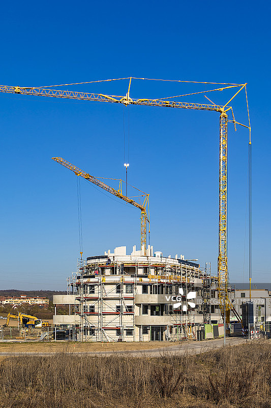 德国巴登-符腾堡州辛德尔芬根的建筑工地与起重机图片素材