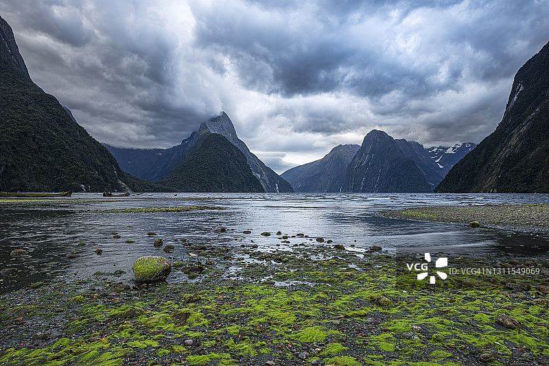 新西兰：峡湾国家公园米尔福德峡湾的壮丽海岸线图片素材