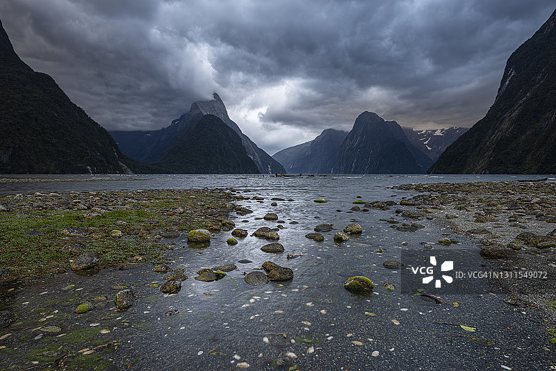 新西兰：峡湾国家公园米尔福德峡湾的壮丽海岸线图片素材