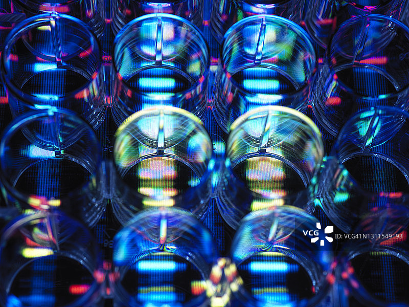 具有彩色反射的多孔板图片素材