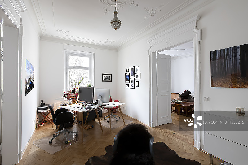 旧楼公寓家庭办公室的桌上电脑图片素材