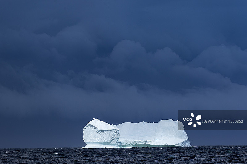 拉布拉多海岸线的冰山和暴风云，加拿大图片素材