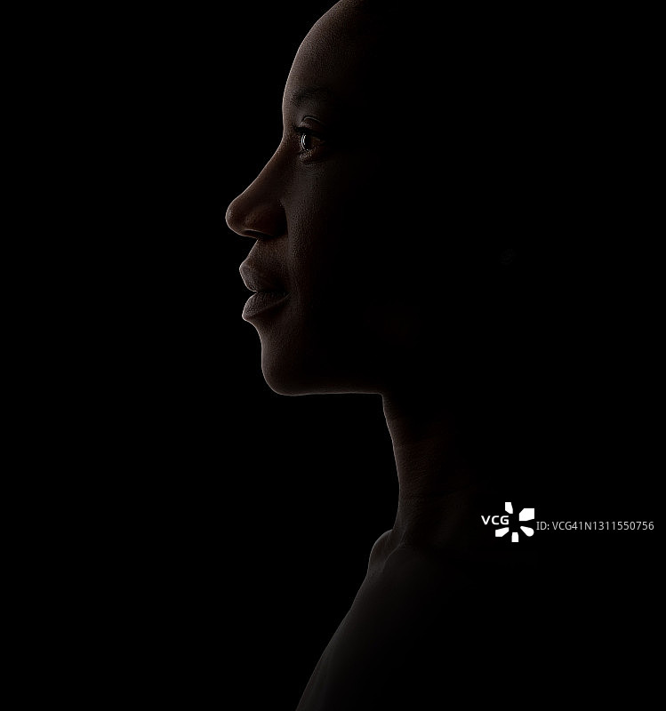 在Blace的Rimlit女人的侧面轮廓图片素材