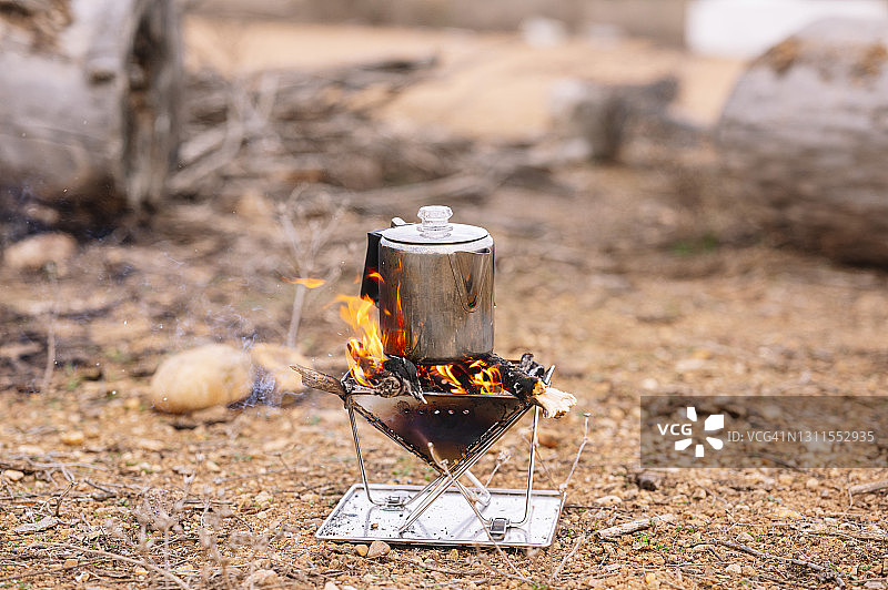 营地炉灶上的水壶图片素材