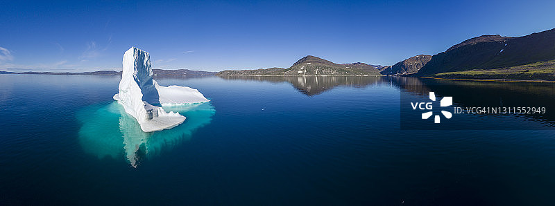 加拿大拉布拉多海岸的冰山航拍图片素材