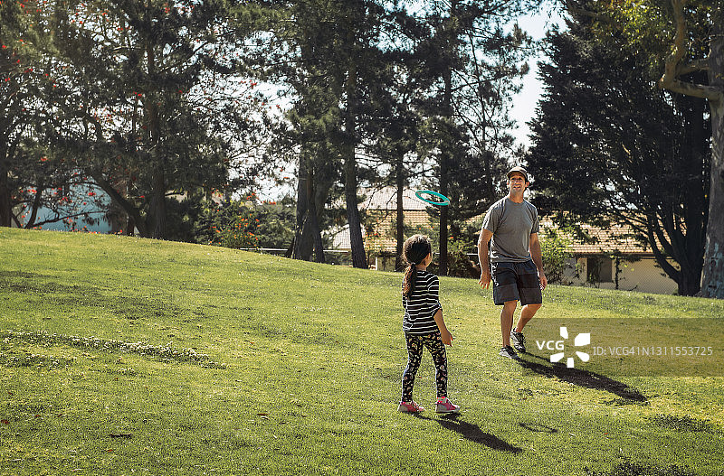 父女玩飞盘图片素材