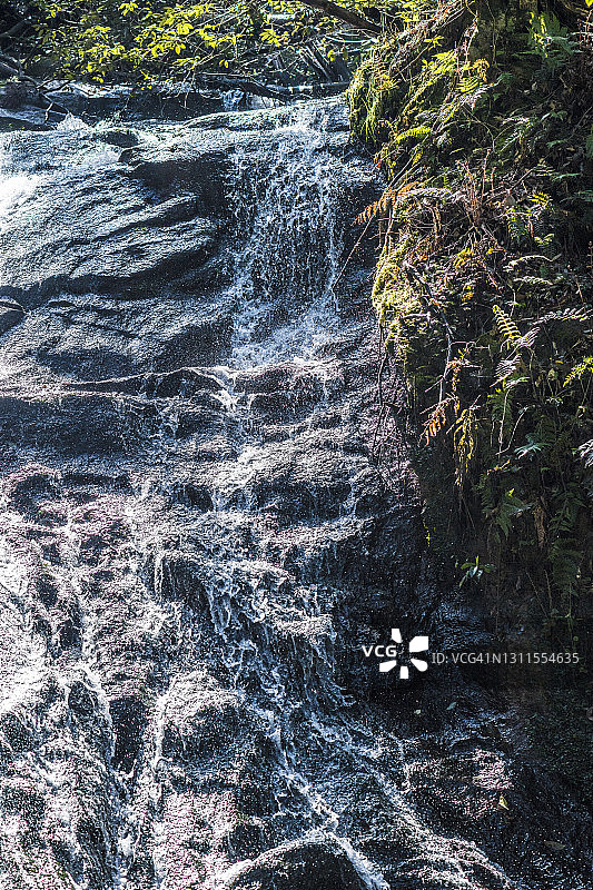 日本志贺草津瀑布飞溅图片素材