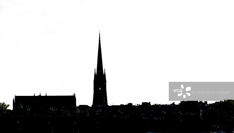 高对比度的波尔多天际线图片素材