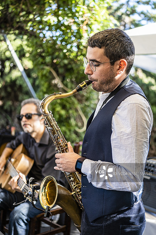 演奏萨克斯管的男音乐人图片素材