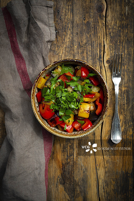 烤茄子、辣椒配欧芹叶图片素材