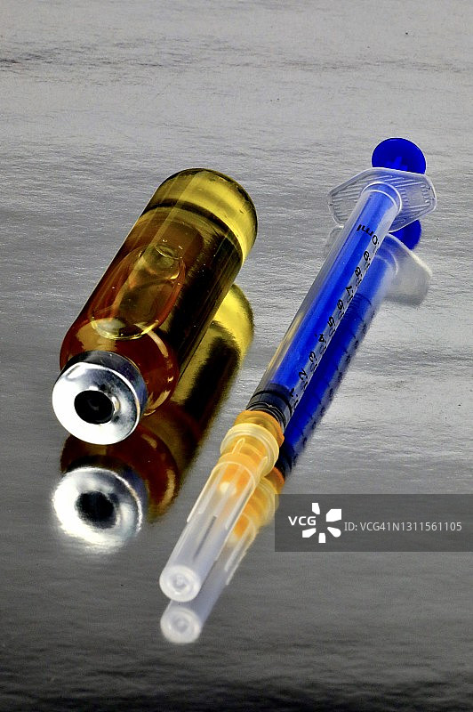 疫苗瓶和注射器图片素材
