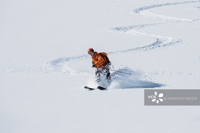 男人在偏远地区冰川上滑雪的特写镜头图片素材