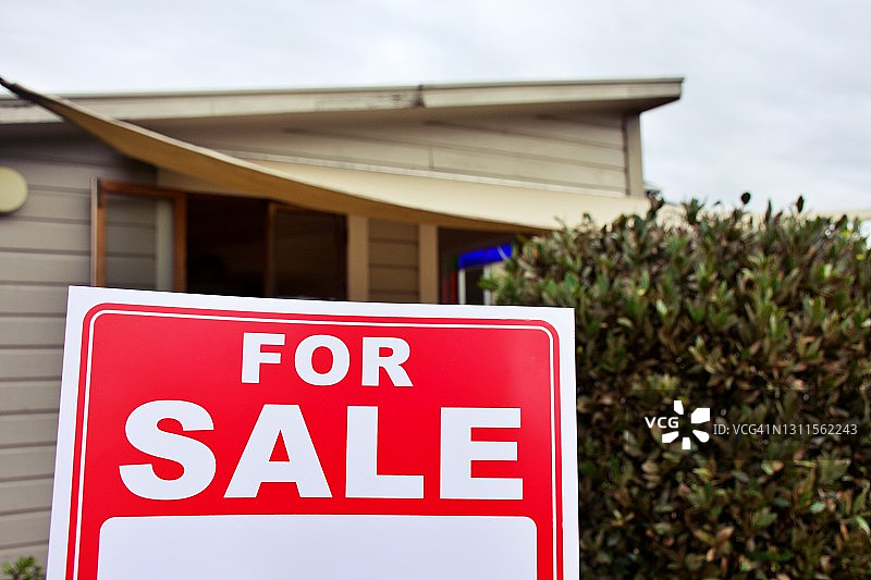 房屋外的出售标志图片素材