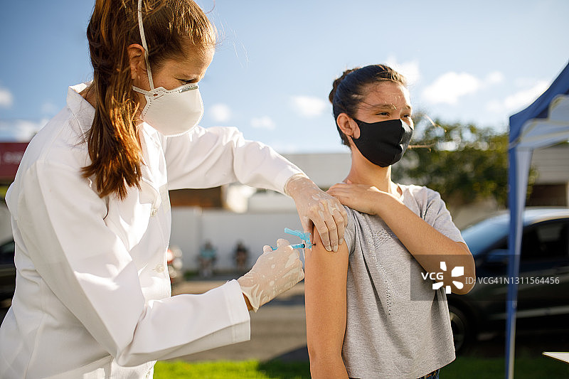 医护人员为青少年接种新冠疫苗图片素材