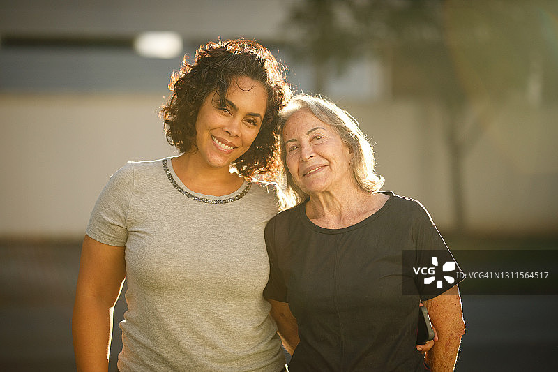 接种新冠疫苗后和母亲在一起的女人图片素材