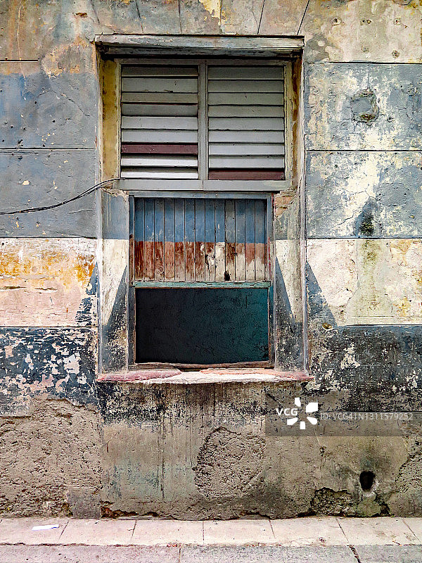老哈瓦那的乡村风格窗户和风化的外墙与人行道图片素材