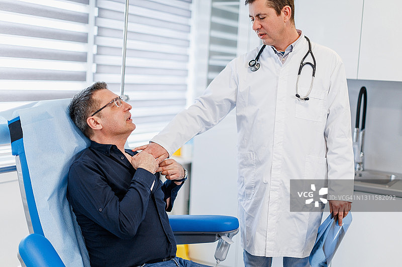 患者向心脏病专家解释他的疼痛部位图片素材