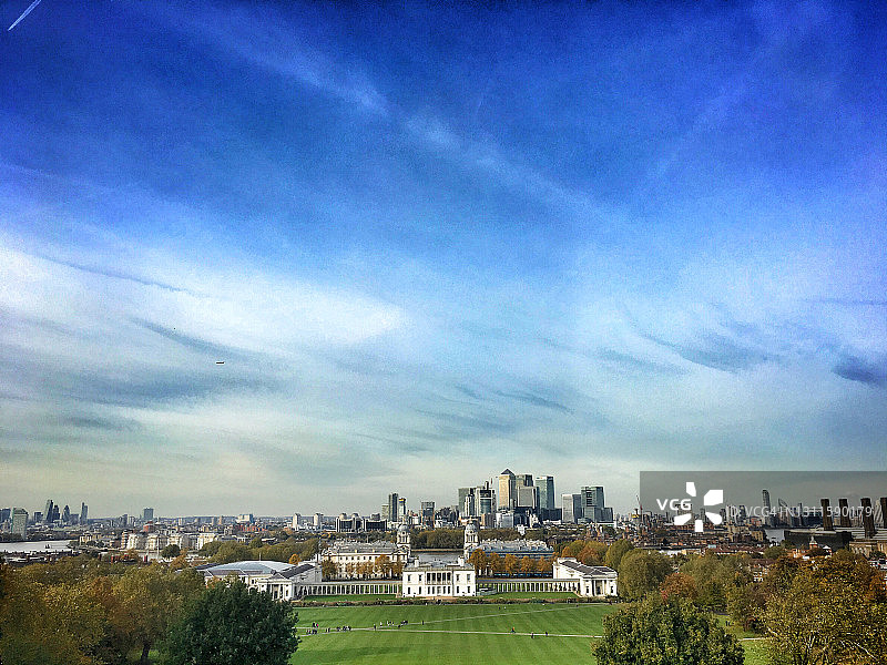 伦敦码头区天际线、旧皇家海军学院和格林威治白屋图片素材