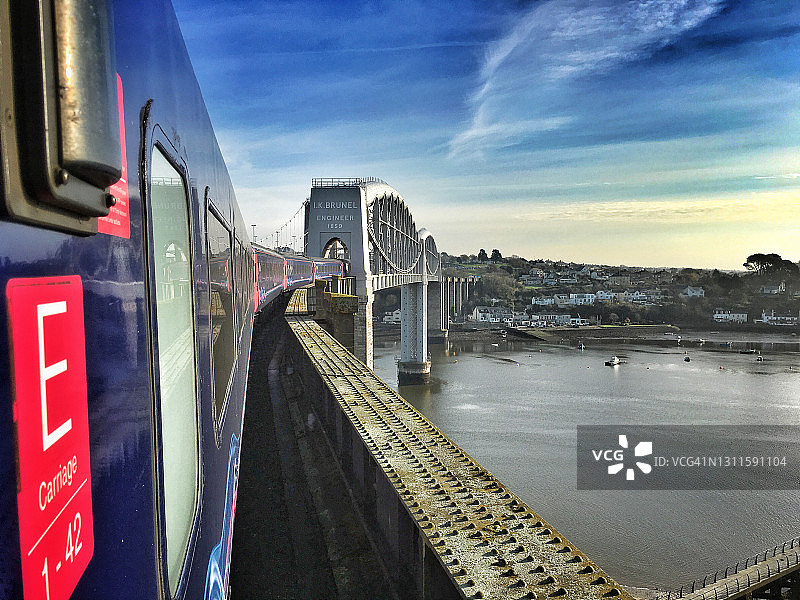 日落时分，列车行驶过桥图片素材