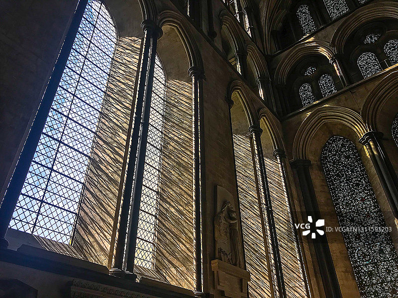 华丽的教堂彩绘玻璃窗与拱门图片素材