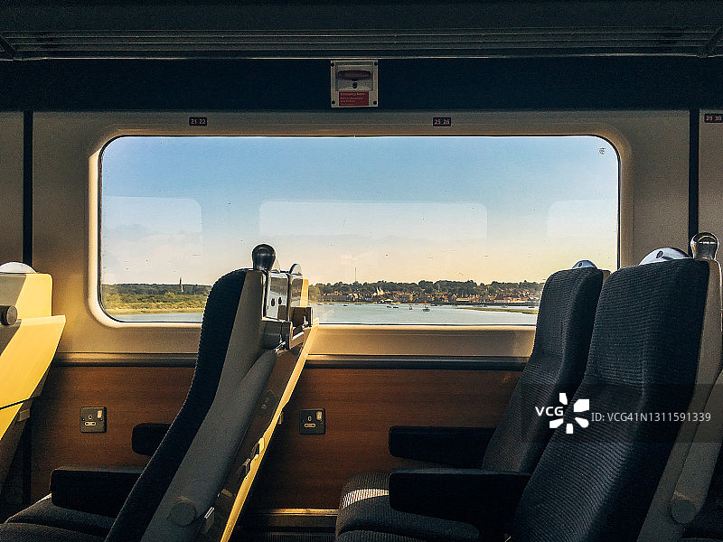 具有风景车窗视野的现代客运列车内部图片素材