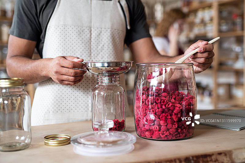 身份不明的男人在零浪费商店当店员图片素材
