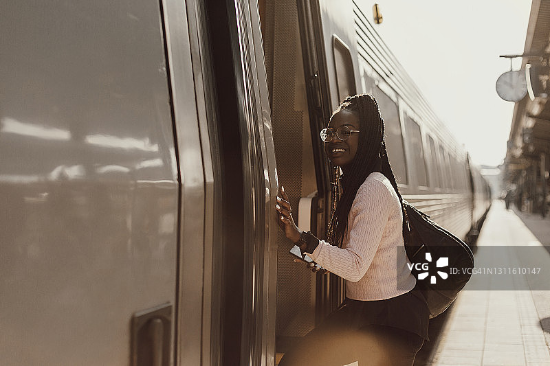 正在进入火车的微笑女人图片素材