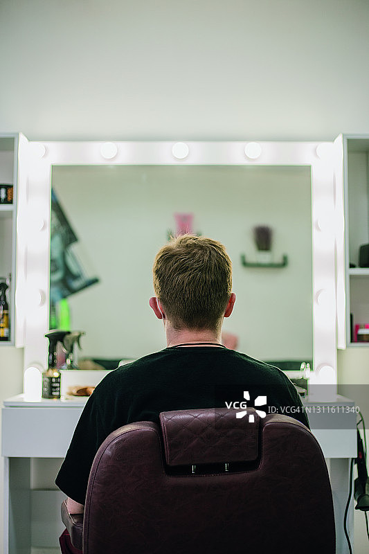 在理发店坐在椅子上的男人图片素材