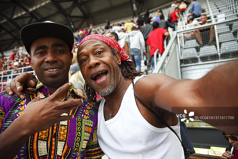 在体育赛事中的非裔美国朋友肖像图片素材