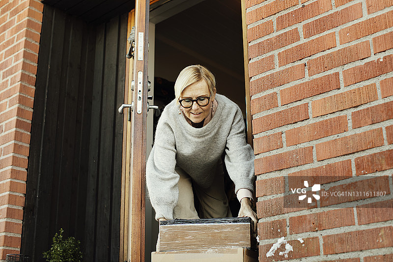 女子接收包裹图片素材