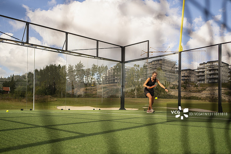 玩板式网球的女人图片素材
